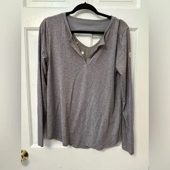 Under Armour Women’s Long-Sleeve Workout Top Split Back Mesh Detail Cut Out Sz M - Picture 2 of 11